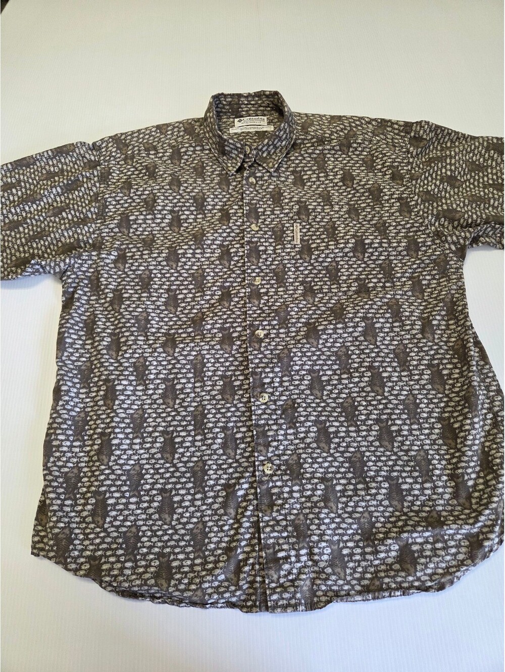 Columbia Sportswear Men's Short Sleeve Button-Up Shirt with Fish Pattern Size XL